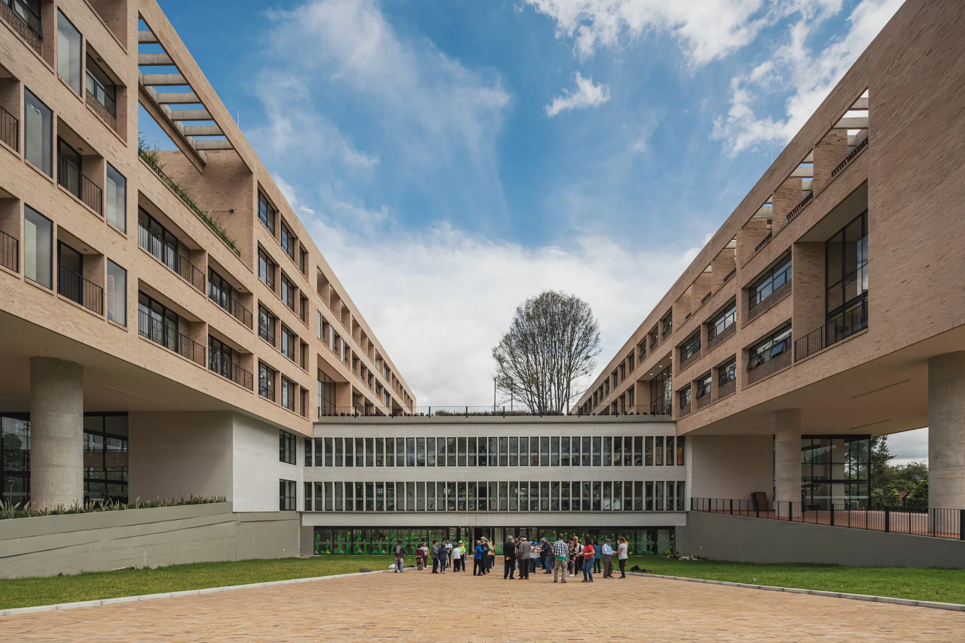 Pasillos exteriores de circulación peatonal en el centro por FP Arquitectos.